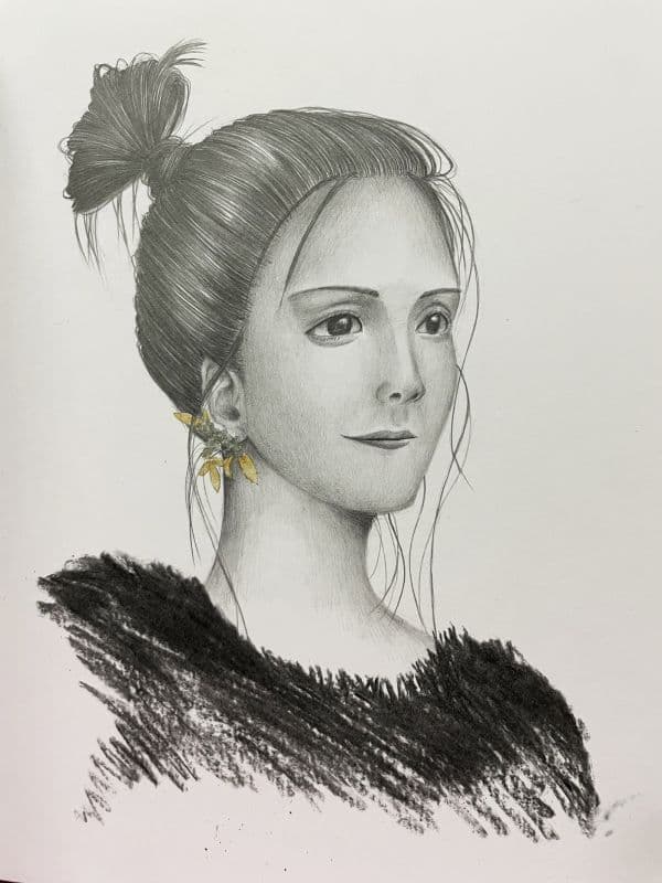 戴金色耳環的女人